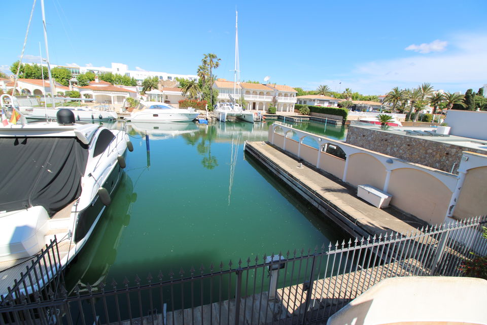 Exklusive Villa in bester Wohnlage mit Liegeplatz von 17x8 m