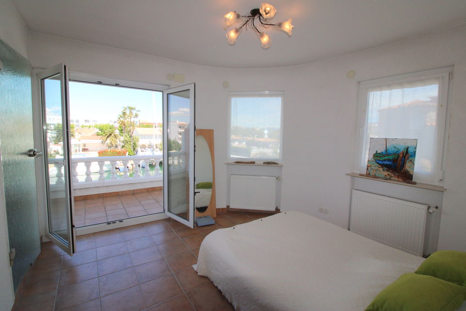 Exklusive Villa in bester Wohnlage mit Liegeplatz von 17x8 m