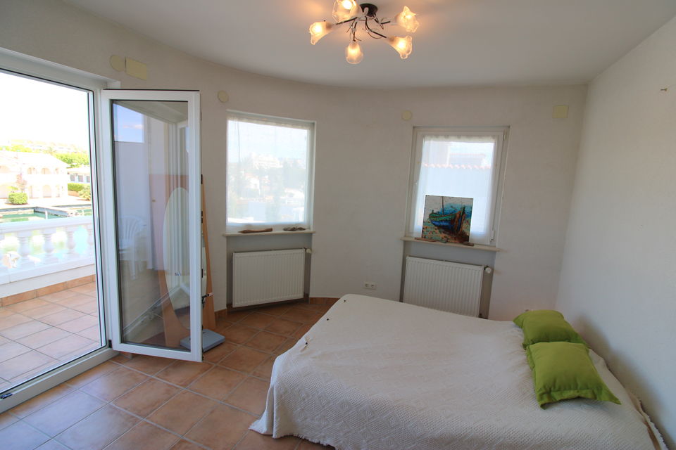 Exklusive Villa in bester Wohnlage mit Liegeplatz von 17x8 m