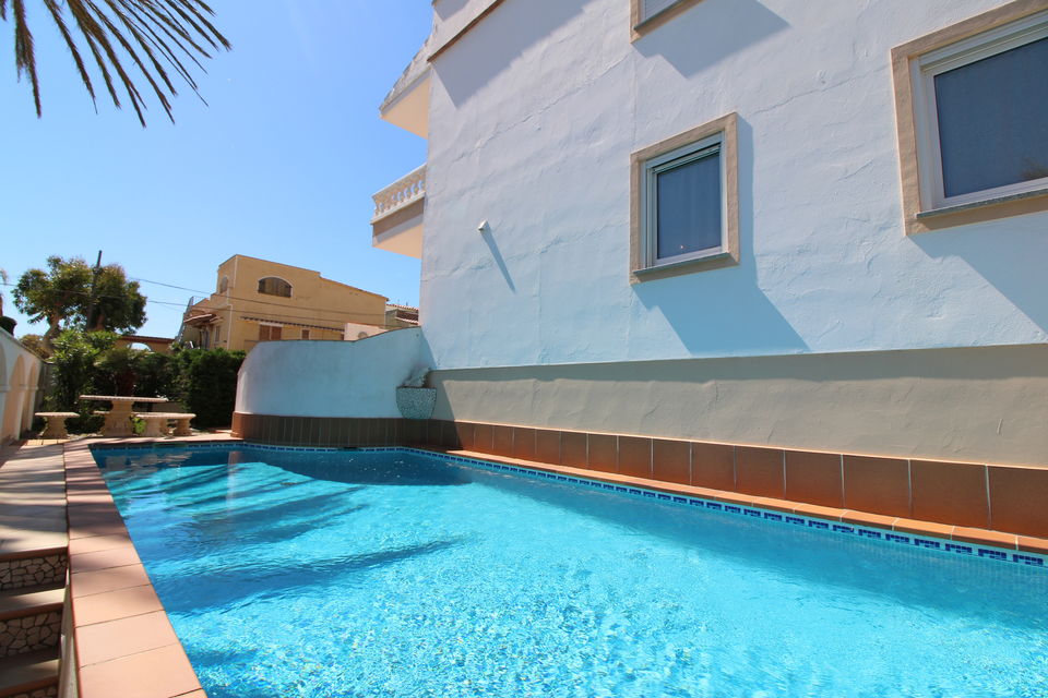 Exklusive Villa in bester Wohnlage mit Liegeplatz von 17x8 m