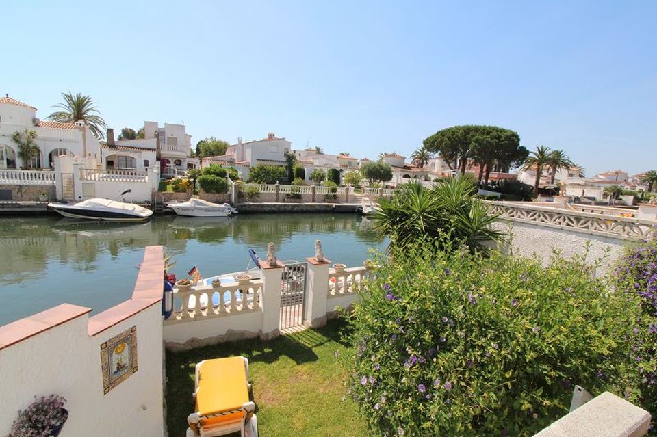 Magnifique villa avec piscine et amarre sur un canal large