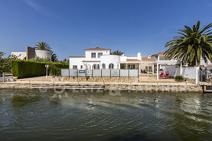 Villa in good condition, on the canal, on a 1000 m2 plot