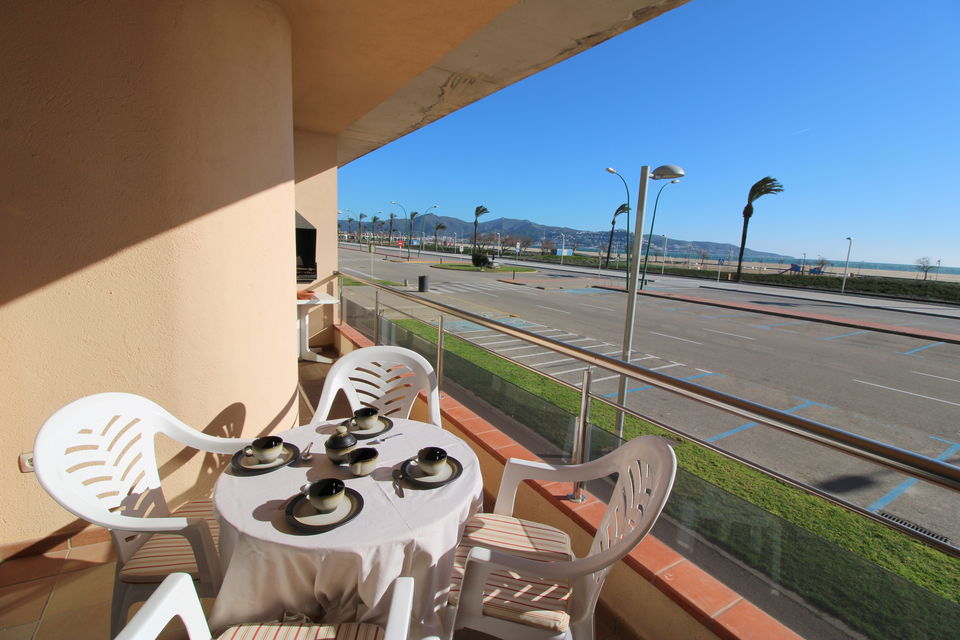 Beautiful apartment in Empuriabrava, located in a privileged residencial complex