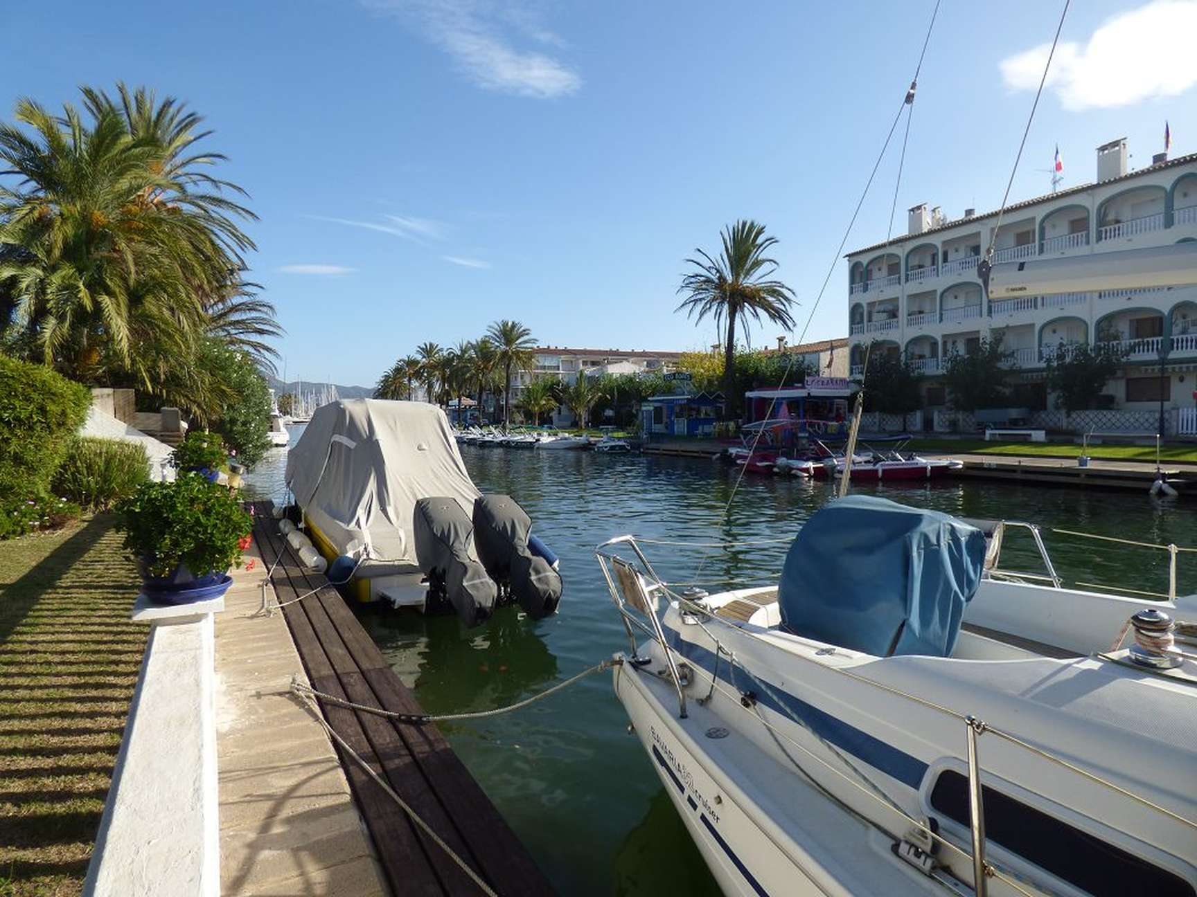 Casa con piscina y amarre de 30 m antes de los puentes