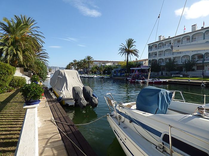 House with pool and 30 m mooring before the bridges