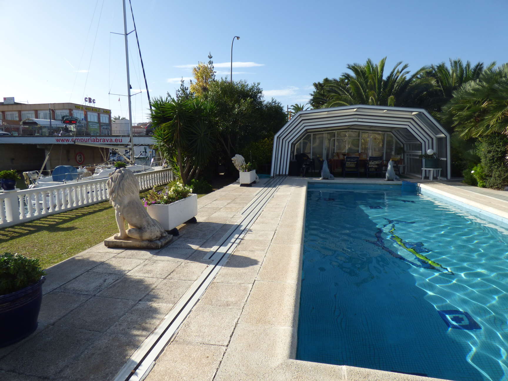 House with pool and 30 m mooring before the bridges