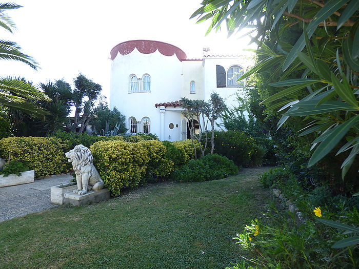 Casa con piscina y amarre de 30 m antes de los puentes