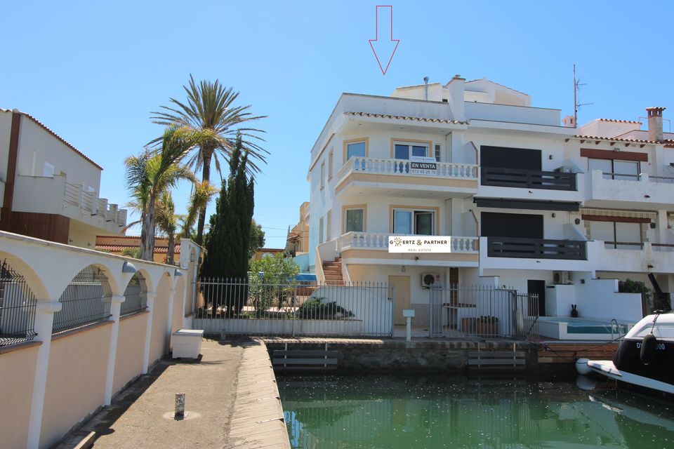 Exclusive villa in best residential area with mooring of 17x8 m