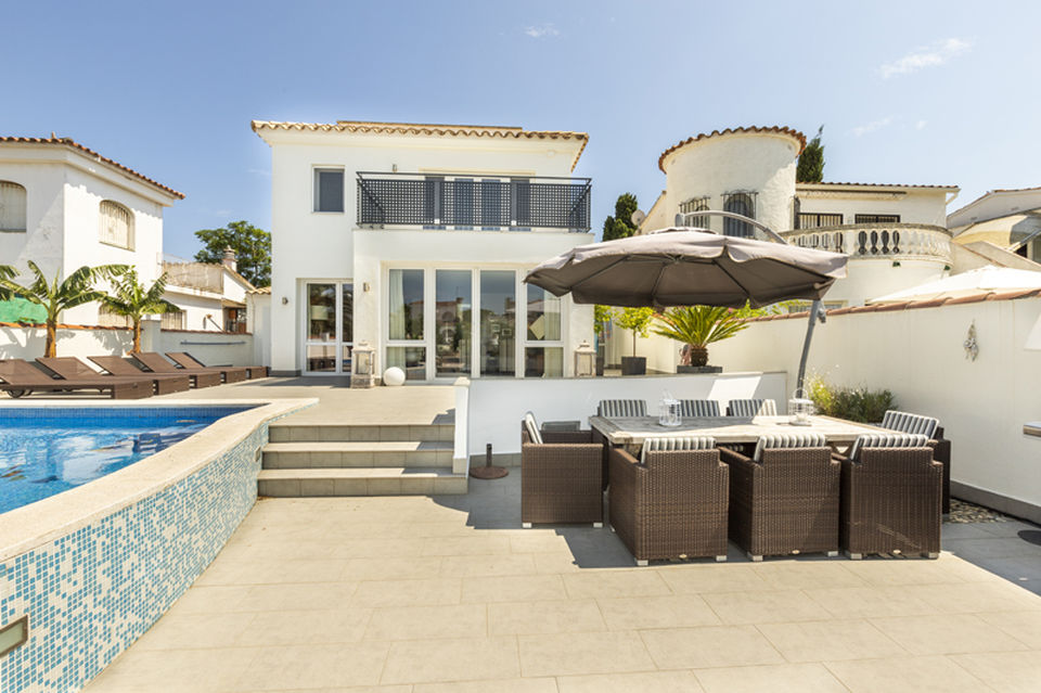 Beautiful detached Villa for rent with mooring and 4 bedrooms in Empuriabrava