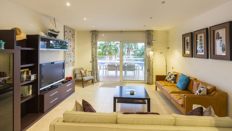 Stylish Villa for rent with 4 bedrooms and swimming pool on a wide channel in Empuriabrava