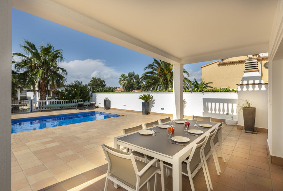 Stylish Villa for rent with 4 bedrooms and swimming pool on a wide channel in Empuriabrava